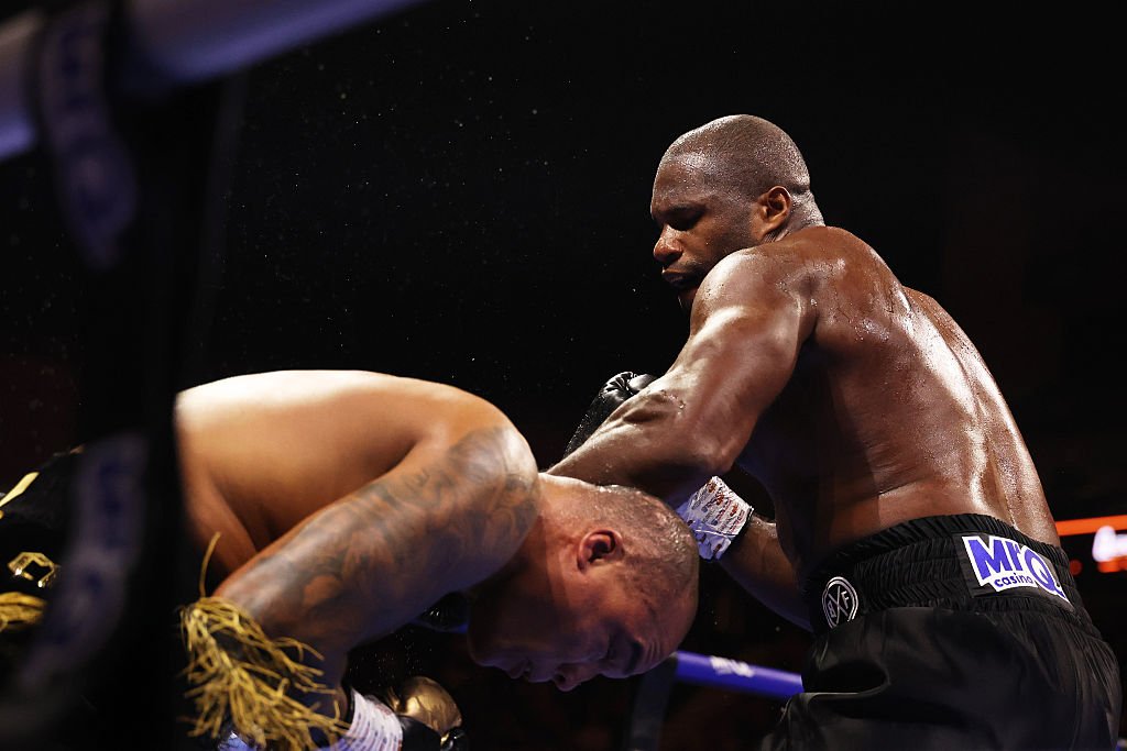 Daniel Dubois și-a păstrat titlul de campion mondial WBO la categoria grea, după ce adversarul a aruncat prosopul