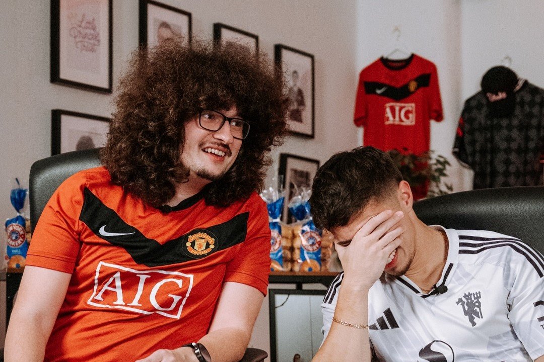 Hair play. Așa arată acum fanul lui Manchester United care a promis că nu se tunde până când echipa nu câștigă cinci meciuri la rând