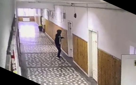 Filmul atacului de la școala din Bistrița. Copiii au sărit să se lupte cu agresorul. Dezvăluirea tristă a bunicului său. VIDEO