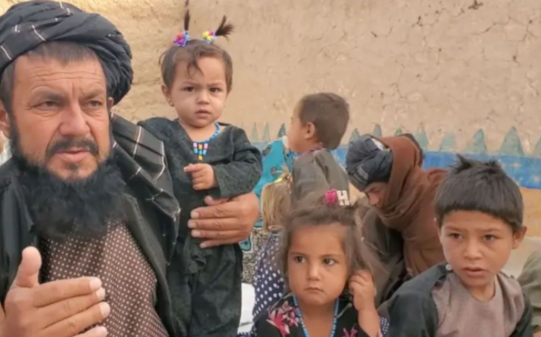 Un bărbat din Afganistan are 58 de copii, deși îi este greu să îi hrănească. Cum arată locuința lor fără uși și ferestre. VIDEO