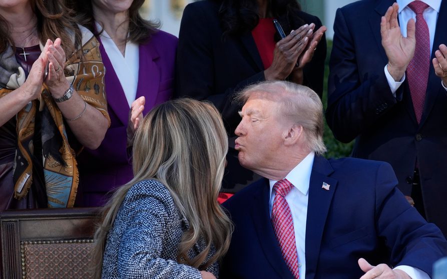 Donald Trump și Melania, moment stânjenitor la Casa Albă. Ce s-a întâmplat când președintele a încercat s-o sărute