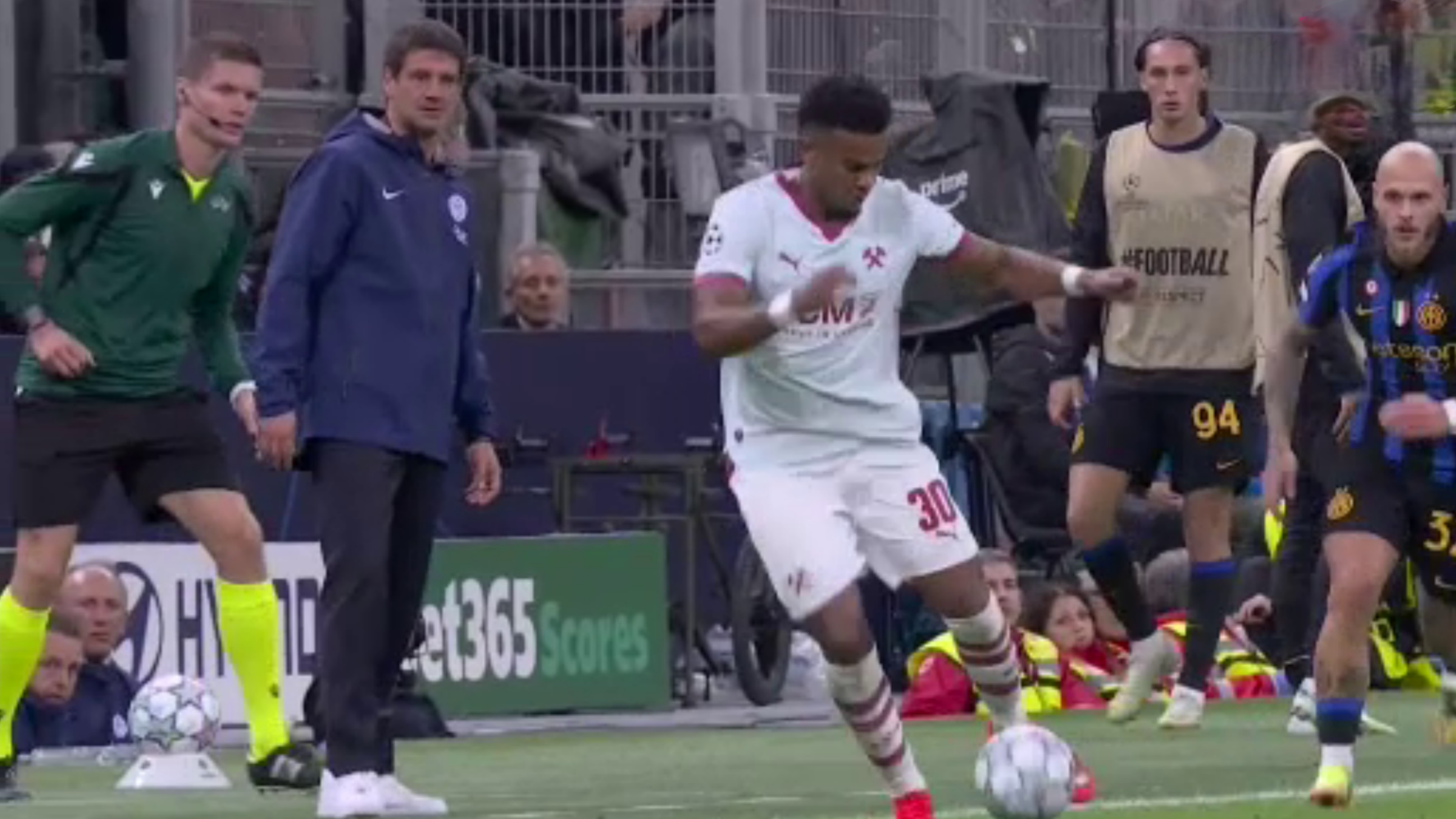 A încercat să îl ridiculizeze chiar sub ochii lui Chivu! Thuram, ieșire nervoasă în Inter - Șahtior