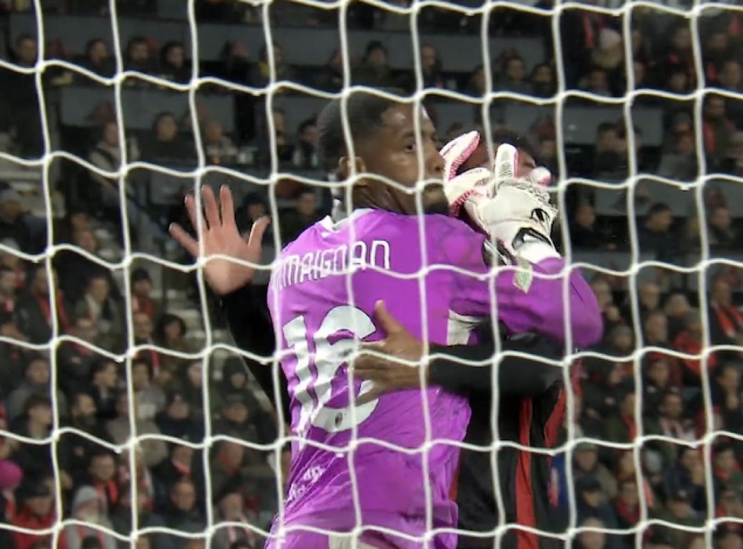 Ce a fost în mintea lui?! Mike Maignan, roșu direct în minutul 27 din Europa League, după o fază cum rar se vede