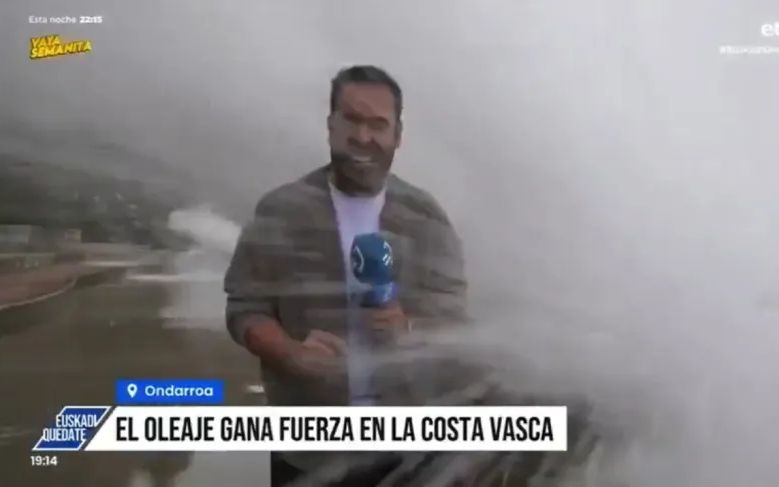 Momentul șocant când un reporter este lovit de un val uriaș, în direct, la TV. Reacția prezentatorului din studio