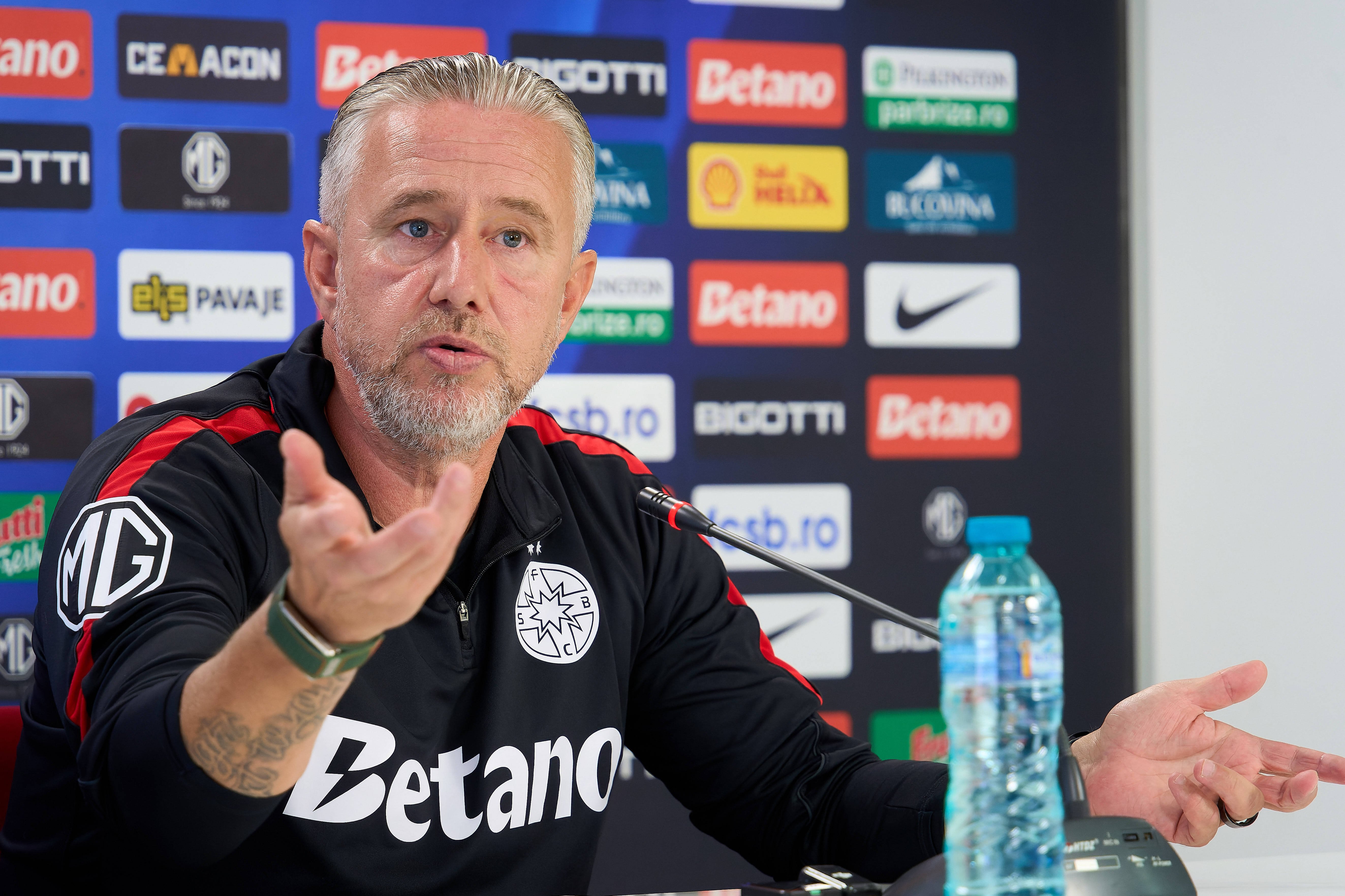 Adevăr sau provocare? Laurențiu Reghecampf (FCSB) înainte de derby: ”În momentul de faţă Rapid e favorită”