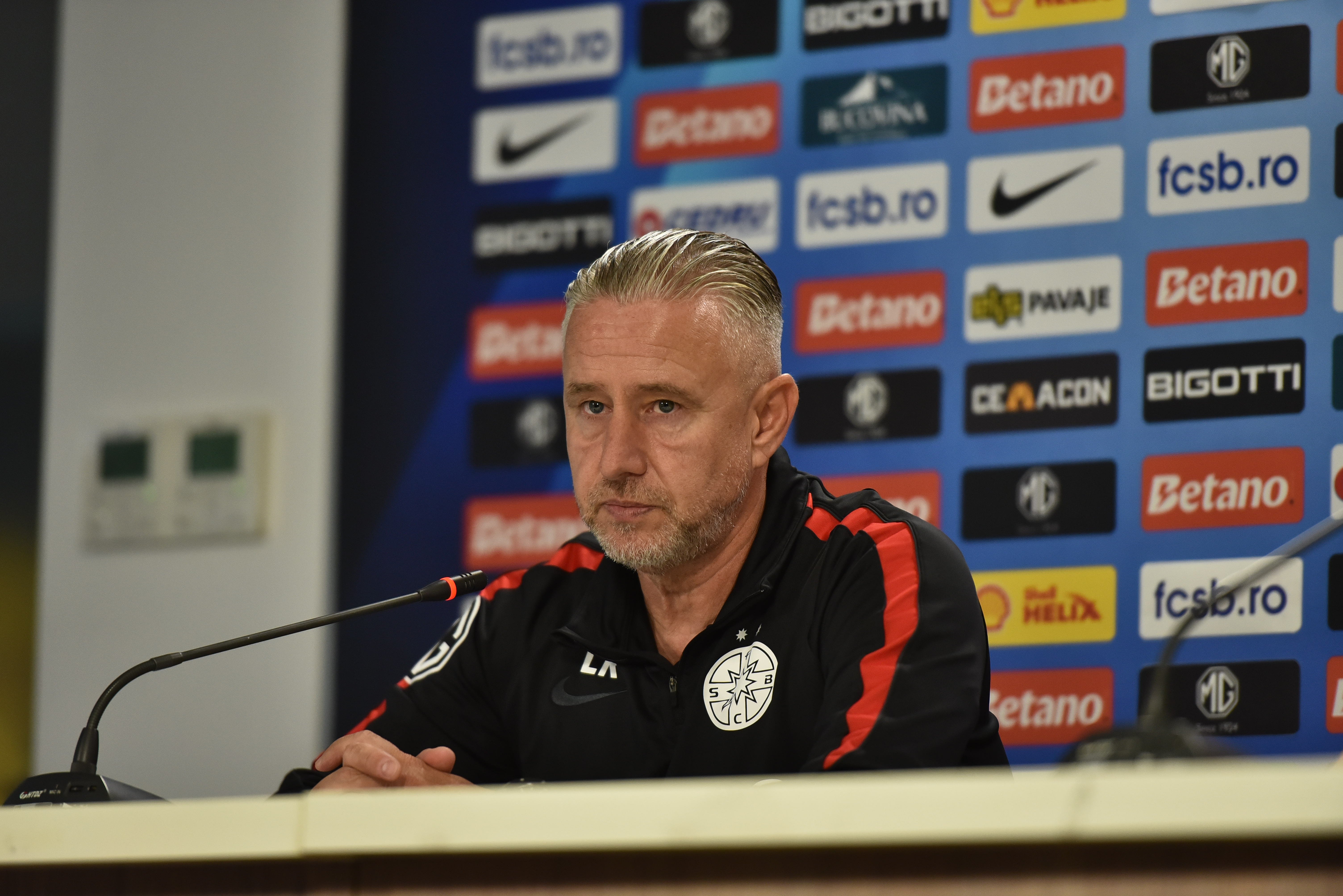 Surpriza pregătită de Reghecampf pentru Pancu! Echipa de start a FCSB-ului pentru meciul cu Rapid
