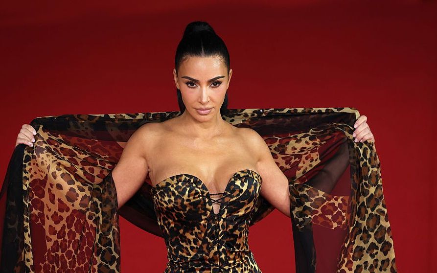 Kim Kardashian, ca o felină pe covorul roșu! Rochia cu imprimeu leopard și decolteu amețitor care i-a pus în valoare toate formele