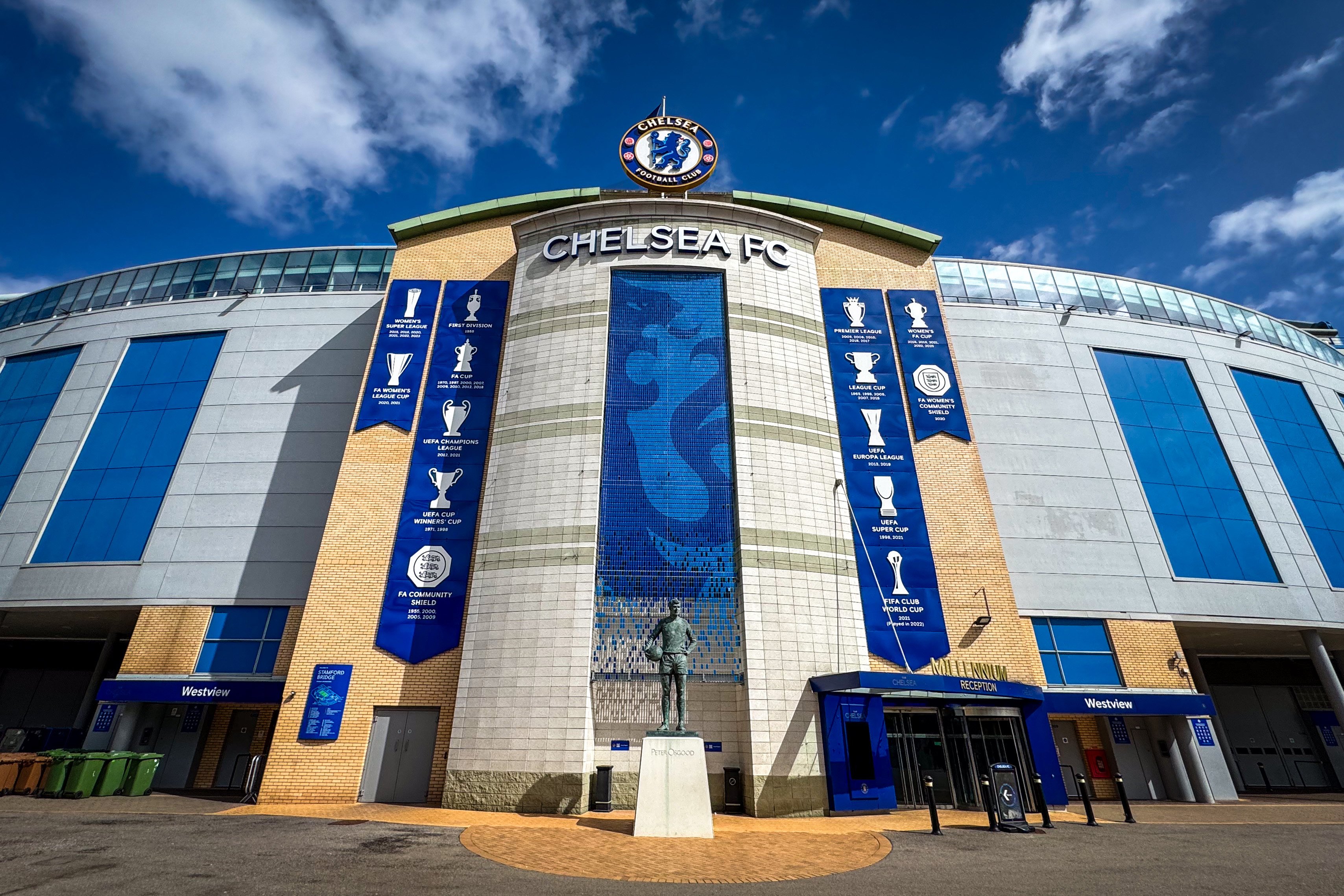 Cum a ajuns Stamford Bridge prea mic pentru Chelsea, deși a fost proiectat ca unul dintre cele mai mari stadioane din Anglia. Povestea unei arene istorice din Premier League