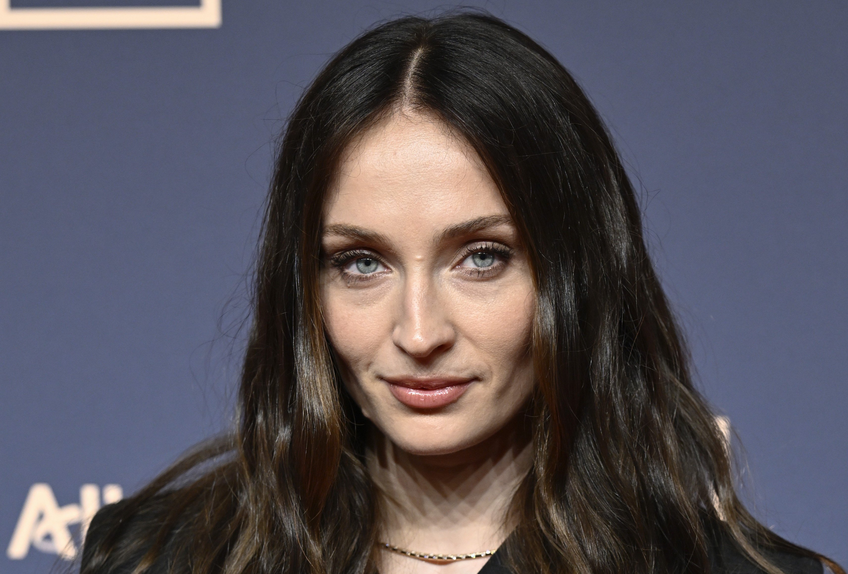 Sophie Turner, la Gala Balonului de Aur 2026. Cum a fost surprinsă celebra actriță din Game of Thrones