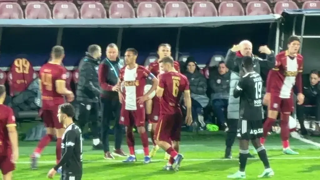 Marius Șumudică a vrut să scoată echipa de pe teren în derby-ul Clujului! Ce i-au scandat suporterii lui ”U”