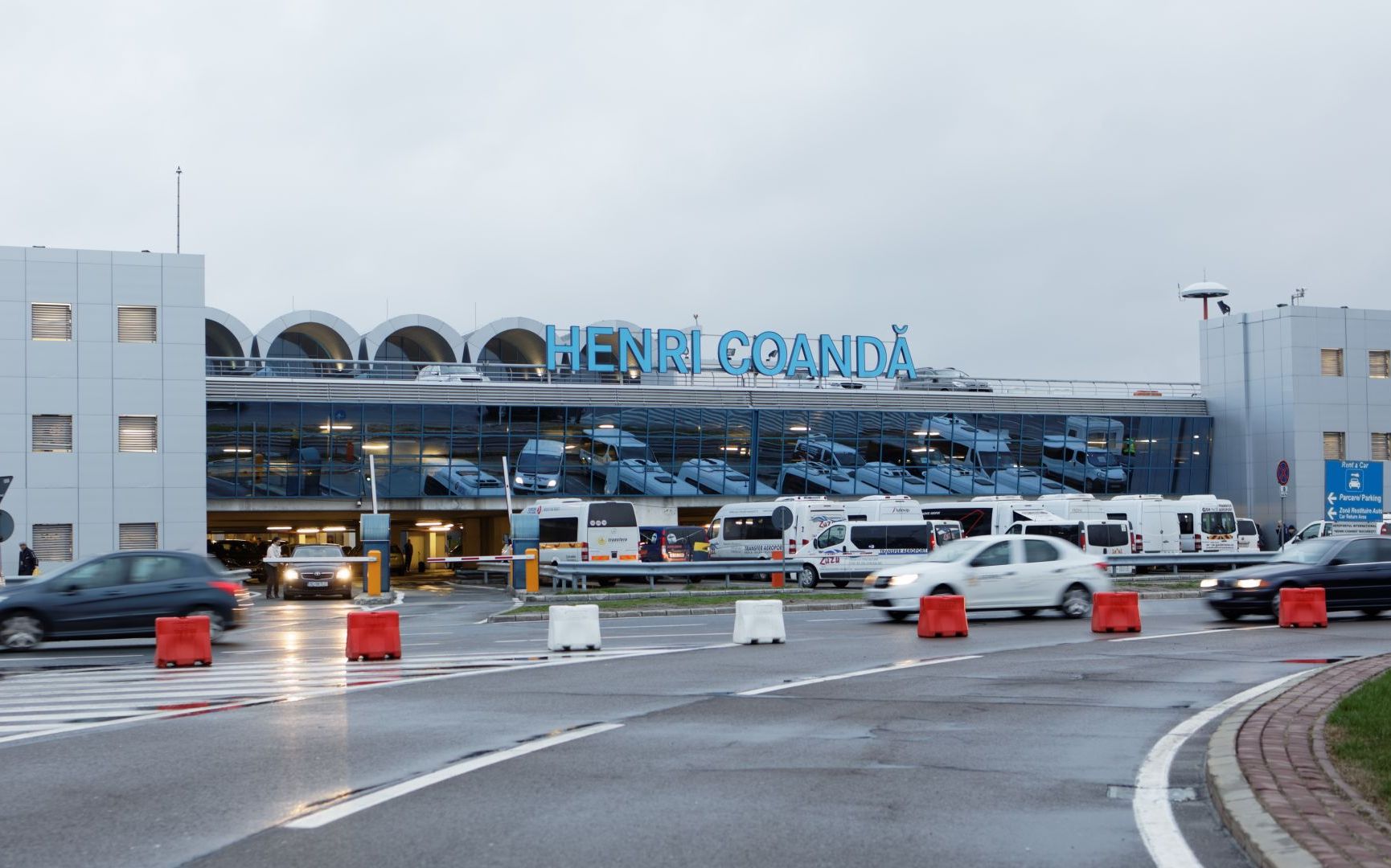 Incendiu la Aeroportul Henri Coandă, între terminalele Sosiri și Plecări. Suspectă este o femeie