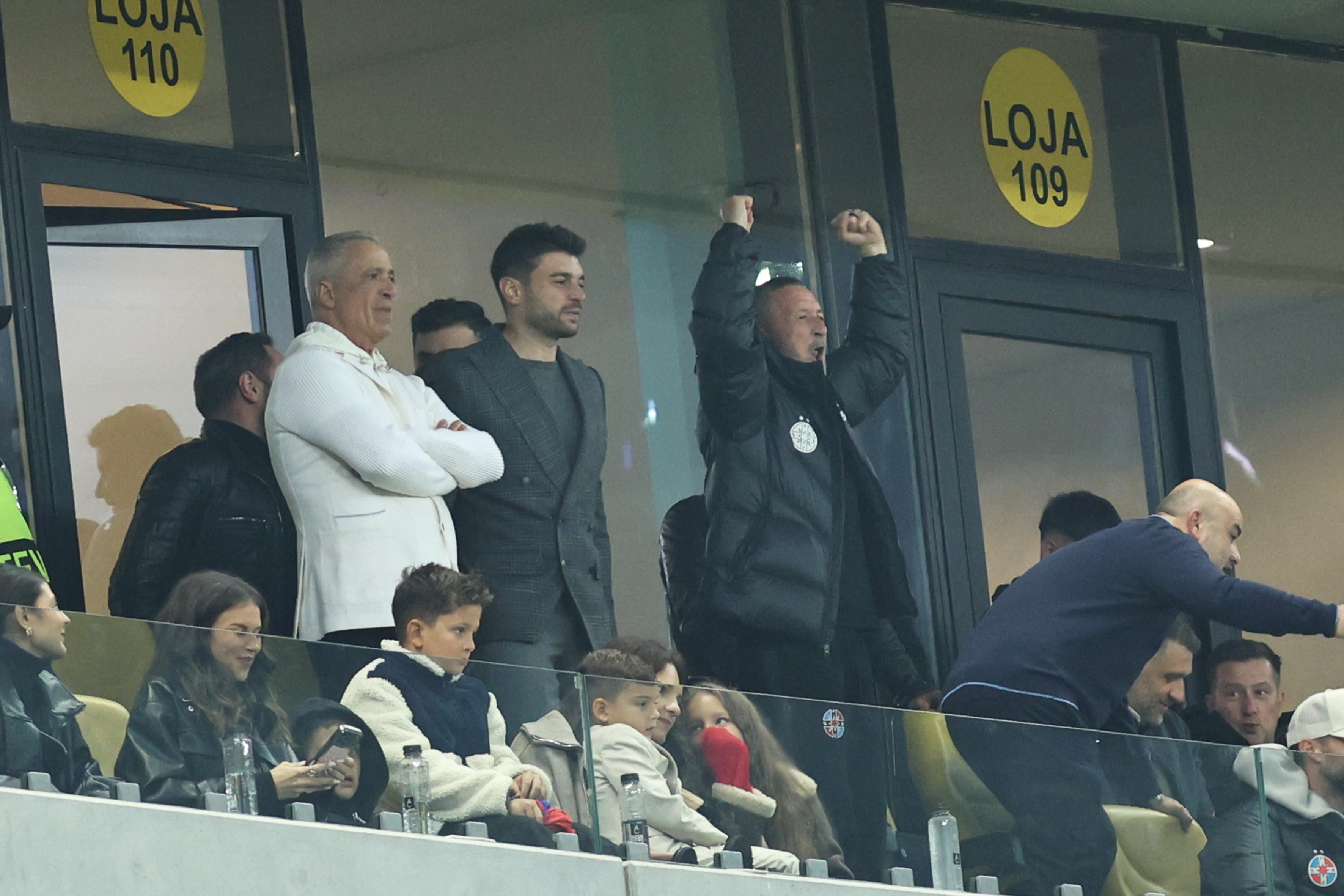 Mihai Stoica i-a aruncat geaca unui fan, dar a uitat o sumă importantă în buzunar: ”Îmi făcea semn în disperare să mă uit!”
