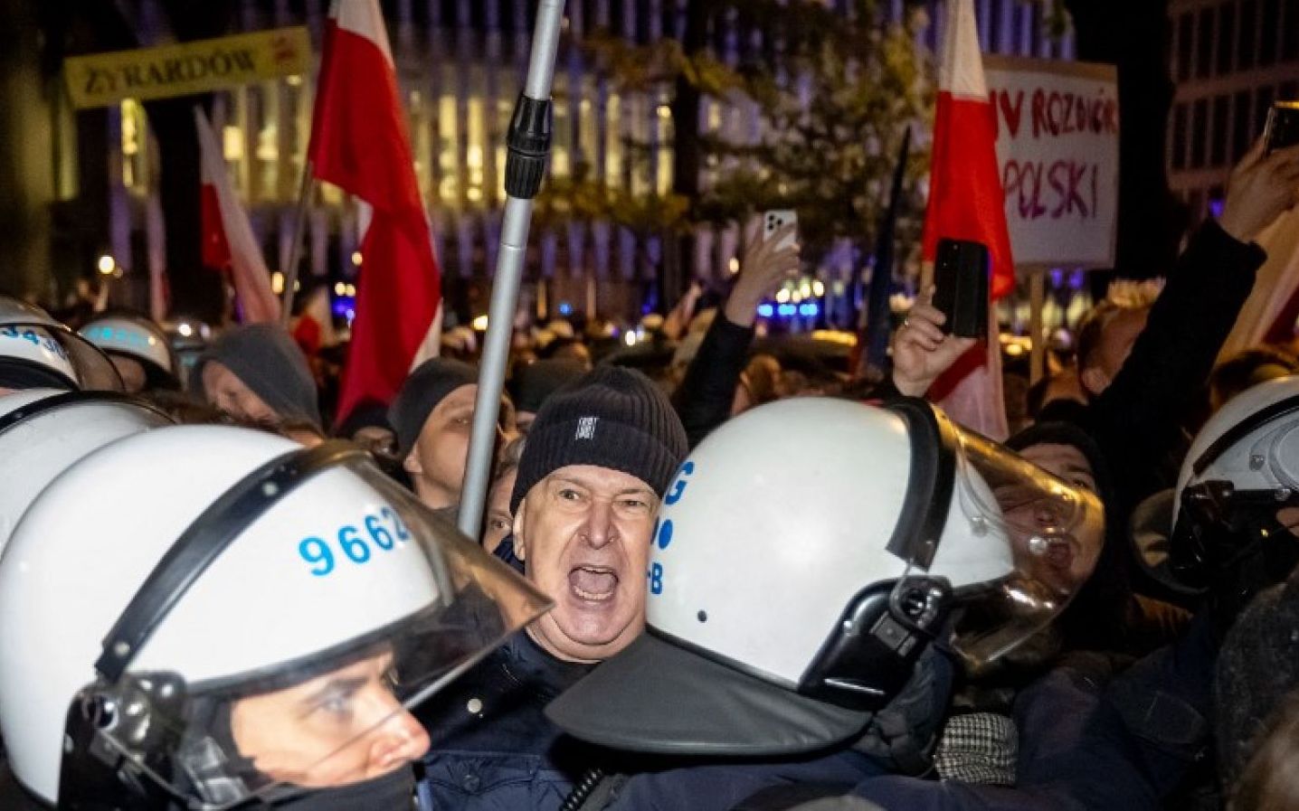 Criză politică în Polonia, după demiterea șefului Curții Constituționale. Poliția anti-revoltă, mobilizată de urgență