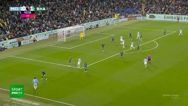 Verbruggen apără cu umărul șutul lui Doku la ultima fază din Manchester City - Brighton (VOYO SPORT 1)